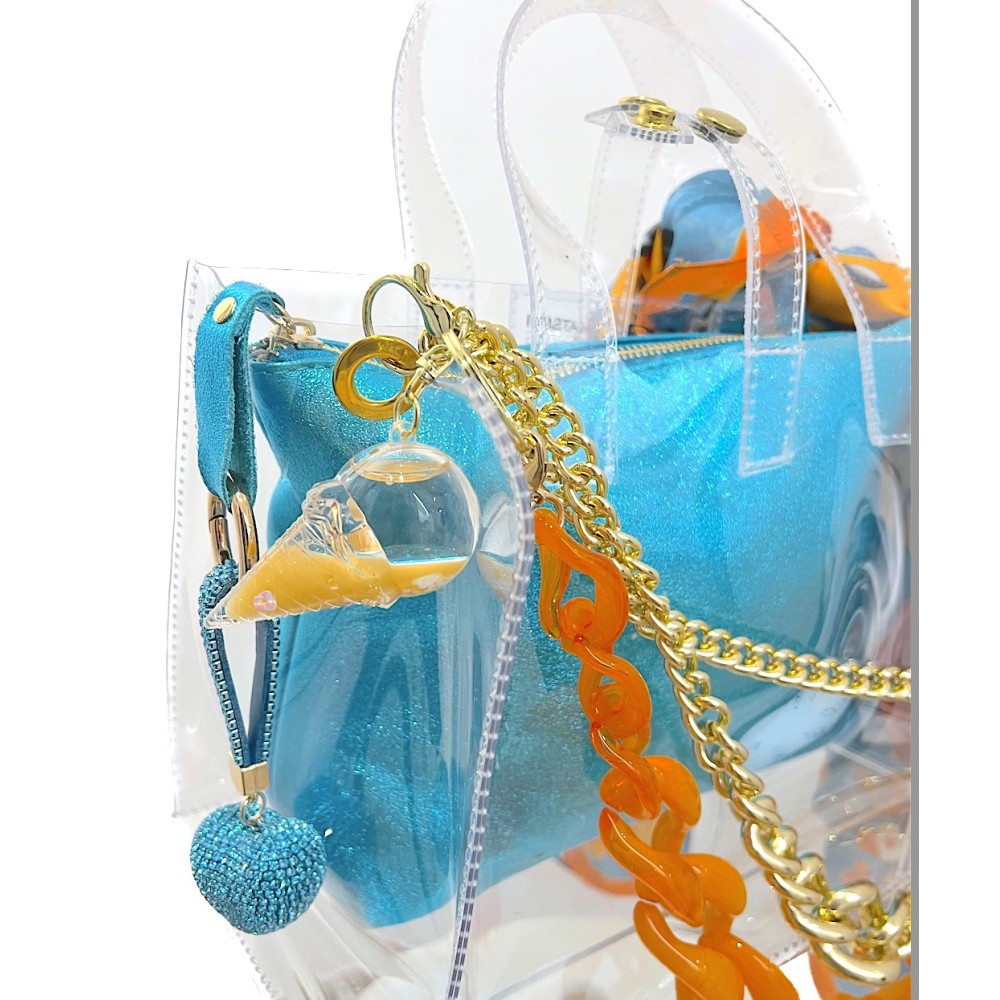 ΤΣΑΝΤΑ ΔΙΑΦΑΝΗΣ ΑΠΟ PVC ΜΕ ΔΕΡΜΑΤΙΝΟ ΤΥΡΚΟΥΑΖ ΤΣΑΝΤΑΚΙ, ΧΡΥΣΕΣ & ΠΟΡΤΟΚΑΛΙ ΑΛΥΣΙΔΕΣ, ΜΠΡΕΛΟΚ & ΠΟΡΤΟΦΟΛΑΚΙ "ALEX KATSAITI X STYLISHIOUS"