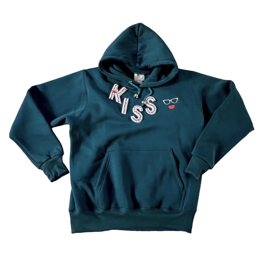 ΜΠΛΟΥΖΑ - ΦΟΥΤΕΡ ΠΕΤΡΟΛ,OVERSIZED ΜΕ ΚΟΥΚΟΥΛΑ & ΚΕΝΤΗΜΑ "KISS" ΛEYKO ME KOKKINA ΣΤΡΑΣ "ALEX KATSAITI X STYLISHIOUS"