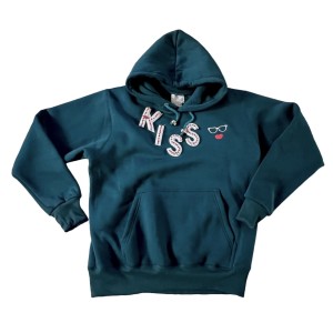 ΜΠΛΟΥΖΑ - ΦΟΥΤΕΡ ΠΕΤΡΟΛ,OVERSIZED ΜΕ ΚΟΥΚΟΥΛΑ & ΚΕΝΤΗΜΑ "KISS" ΛEYKO ME KOKKINA ΣΤΡΑΣ "ALEX KATSAITI X STYLISHIOUS"