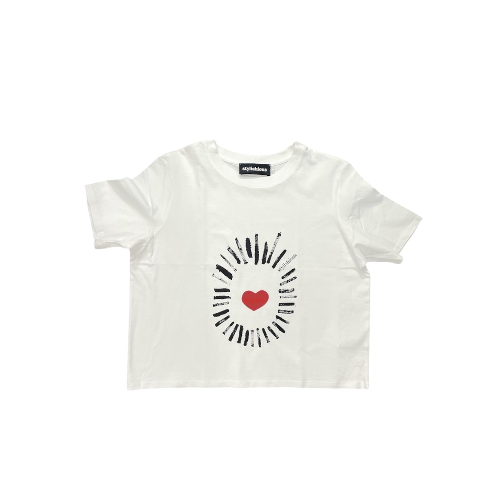 T-SHIRT ΛΕΥΚΟ ΜΕ ΤΥΠΩΜΑ ΚΟΚΚΙΝΗ ΚΑΡΔΙΑ & ΜΑΥΡΕΣ ΑΚΤΙΝΕΣ, ΚΟΝΤΟ & OVERSIZED "ALEX KATSAITI X STYLISHIOUS"