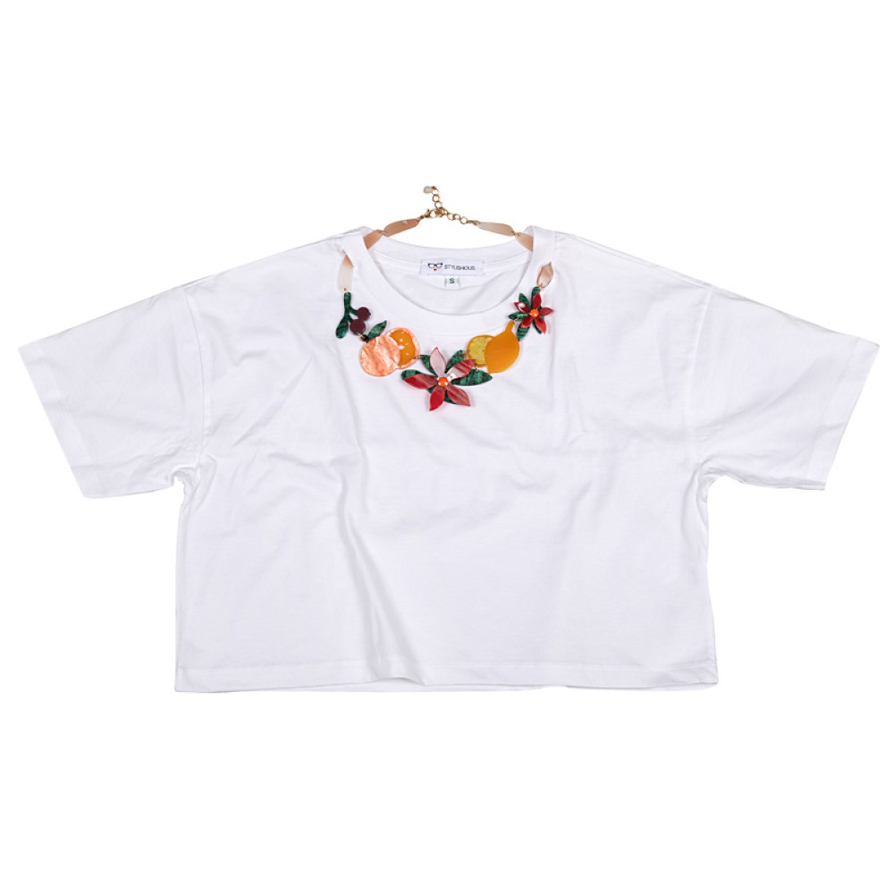 T-SHIRT ΛΕΥΚΟ OVERSIZED ΜΕ ΠΟΛΥΧΡΩΜΟ ΜΑΚΡΥ Η ΚΟΝΤΟ ΚΟΛΙΕ ΜΕ ΦΡΟΥΤΑ "ALEX KATSAITI X STYLISHIOUS"