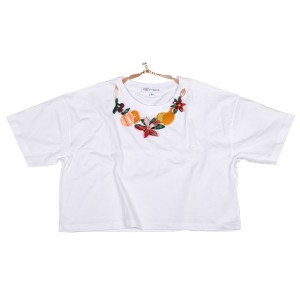 T-SHIRT ΛΕΥΚΟ OVERSIZED ΜΕ ΠΟΛΥΧΡΩΜΟ ΜΑΚΡΥ Η ΚΟΝΤΟ ΚΟΛΙΕ ΜΕ ΦΡΟΥΤΑ "ALEX KATSAITI X STYLISHIOUS"