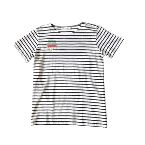 T-SHIRT ΜΑΡΙΝΙΕΡΑ ΜΕ ΜΠΛΕ ΚΑΙ ΛΕΥΚΕΣ ΡΙΓΕΣ, ΚΟΝΤΟΜΑΝΙΚΟ ME ΠΟΛΥΧΡΩΜH ΚΑΡΔΙΑ  "ALEX KATSAITI X STYLISHIOUS"