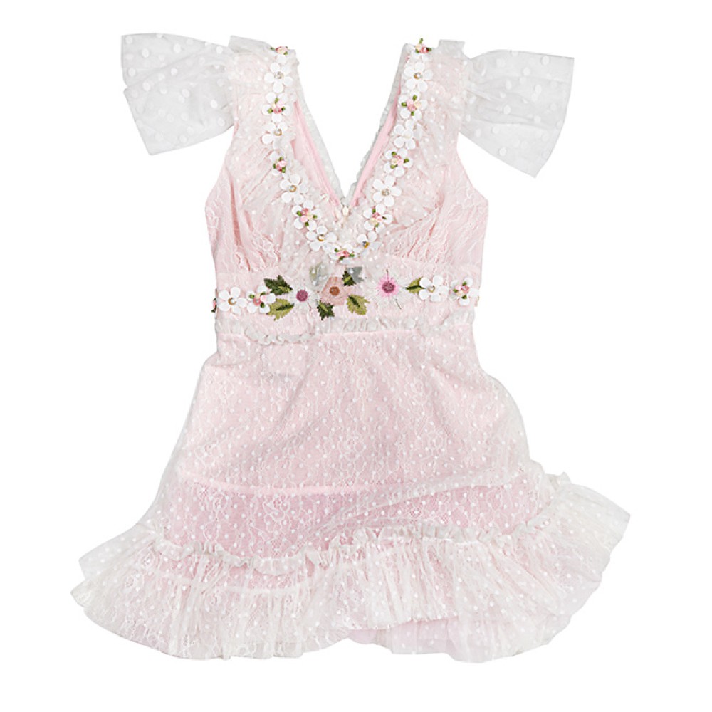 ΦΟΡΕΜΑ ΜΙΝΙ ΛΕΥΚΟ ΑΠΟ ΔΑΝΤΕΛΑ & ΤΟΥΛΙ ΜΕ ΡΟΖ ΕΠΕΝΔΥΣΗ, ΛΕΥΚΕΣ ΜΑΡΓΑΡΙΤΕΣ & ΚΟΥΜΠΙΑ ΣΕ ΣΧΗΜΑ ΚΑΡΔΙΑΣ "ALEX KATSAITI X STYLISHIOUS”