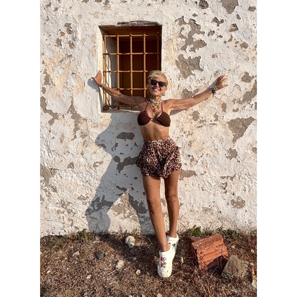 ΜΠΙΚΙΝΙ ΤΡΙΓΩΝΑΚΙ ΣΕ ΚΑΦΕ ΑΠΟΧΡΩΣΗ, ΠΛΕΧΤΟ ΜΕ ΔΙΑΚΟΣΜΗΤΙΚΑ ΧΡΥΣΑ ΣΤΟΙΧΕΙΑ ΚΑΙ ΔΕΤΟ ΒΡΑΚΑΚΙ  "ALEX KATSAITI X STYLISHIOUS''