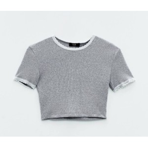 ΜΠΛΟΥΖΑ ΣΕ ΑΝΟΙΧΤΟ ΓΚΡΙ, ΚΟΝΤΗ ΜΕ ΛΕΠΤΟΜΕΡΕΙΕΣ ΑΠΟ ΛΕΥΚΗ ΔΑΝΤΕΛΑ "STYLISHIOUS COLLECTION"