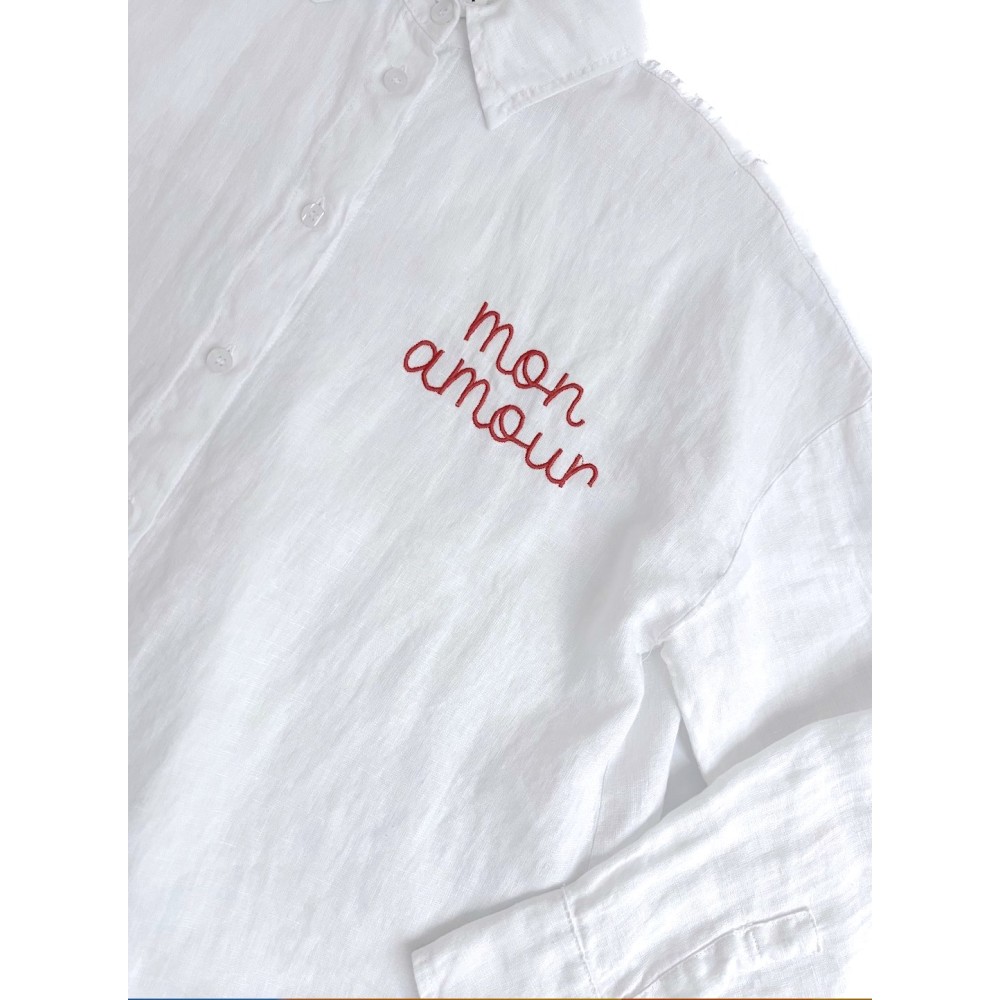 ΠΟΥΚΑΜΙΣO ΛΕΥΚΟ ΛΙΝΟ ΣΕ ΧΑΛΑΡΗ ΑΝΔΡΙΚΗ ΓΡΑΜΜΗ ΜΕ ΚΟΚΚΙΝΟ ΚΕΝΤΗΜΑ " MON AMOUR"  "STYLISHIOUS COLLECTION" 