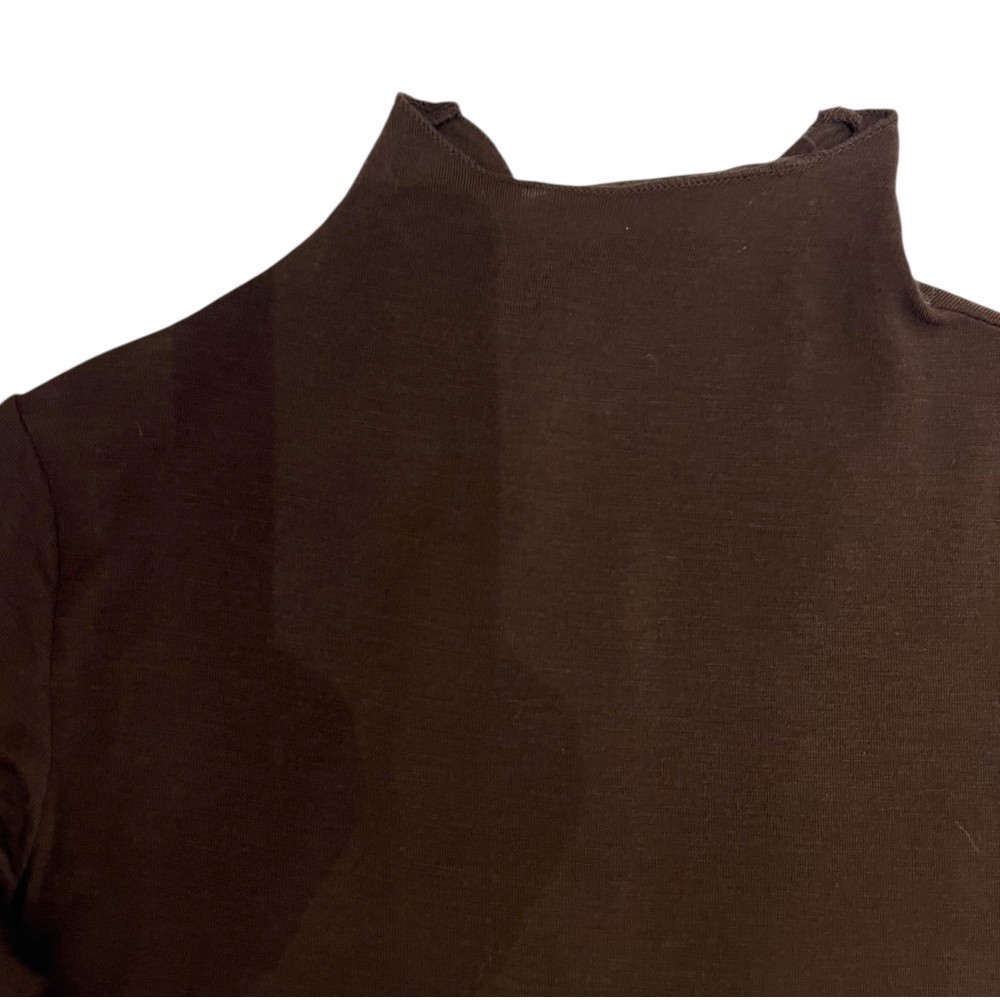 ΜΠΛΟΥΖΑ ME ΨΗΛΟ ΛΑΙΜΟ ΣΕ ΚΑΦΕ-ΣΟΚΟΛΑΤΙ ΑΠΟΧΡΩΣΗ ΑΠΟ ΠΟΛΥ ΑΠΑΛΟ ΕΛΑΣΤΙΚΟ ΥΦΑΣΜΑ ”STYLISHIOUS COLLECTION”