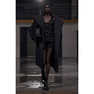 ΠΑΛΤΟ ΜΑΥΡΟ, ΚΑΠΙΤΟΝΕ, ΦΟΥΣΚΩΤΟ ΚΑΙ ΜΑΚΡΥ ΣΕ ΣΤΥΛ ΜΠΟΥΦΑΝ, OVERSIZED ΜΕ ΨΗΛΟ ΛΑΙΜΟ & ΖΩΝΗ " STYLISHIOUS COLLECTION "