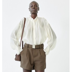 ΠΟΥΚΑΜΣΙΟ ΣΕ ΙΒΟΥΑΡ ΑΠΟΧΡΩΣΗ, ΗΜΙΔΙΑΦΑΝΟ ΜΕ ΨΗΛΟ ΛΑΙΜΟ ΚΑΙ ΠΙΕΤΕΣ ΣΤΟ ΜΑΝΙΚΙ "STYLISHIOUS COLLECTION"