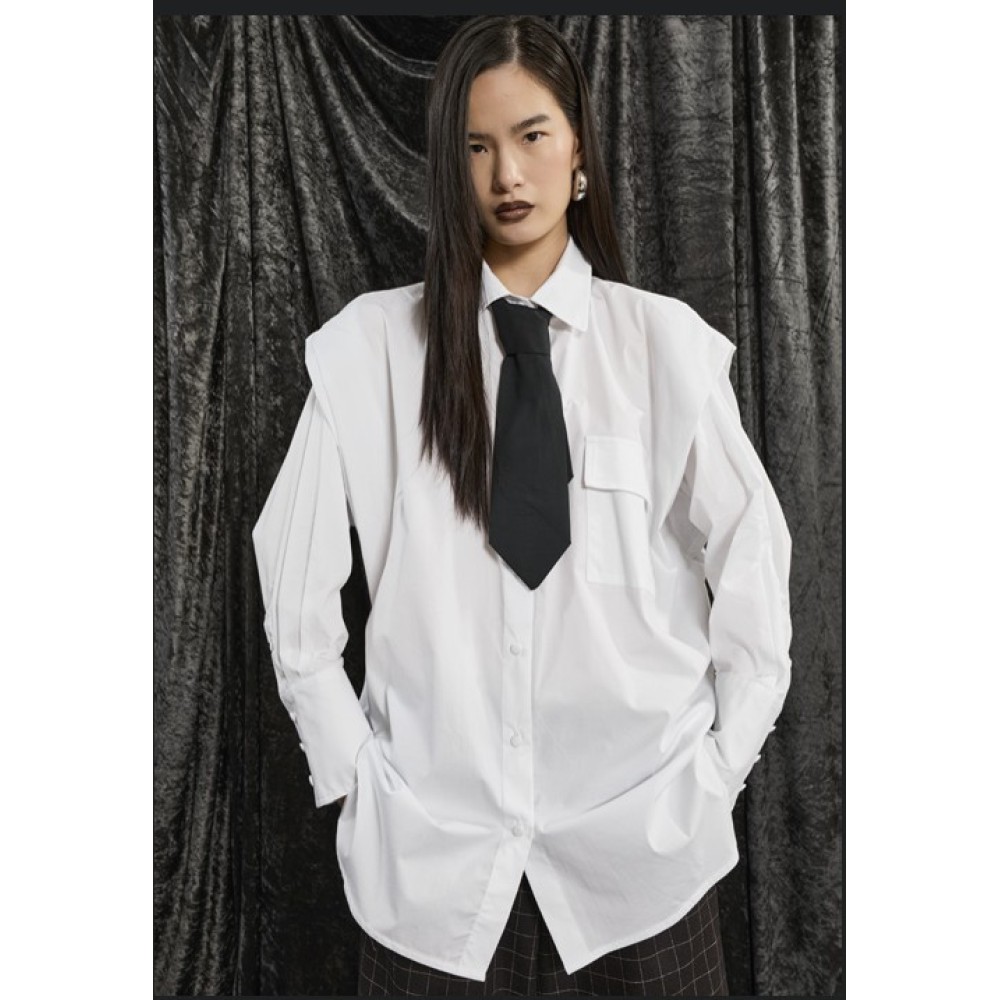 ΠΟΥΚΑΜΙΣΟ ΛΕΥΚΟ, OVERSIZED ΜΕ ΤΟΝΙΣΜΕΝΟΥΣ ΩΜΟΥΣ, ΜΑΥΡΗ ΓΡΑΒΑΤΑ ΚΑΙ ΤΣΕΠΗ "STYLISHIOUS COLLECTION"