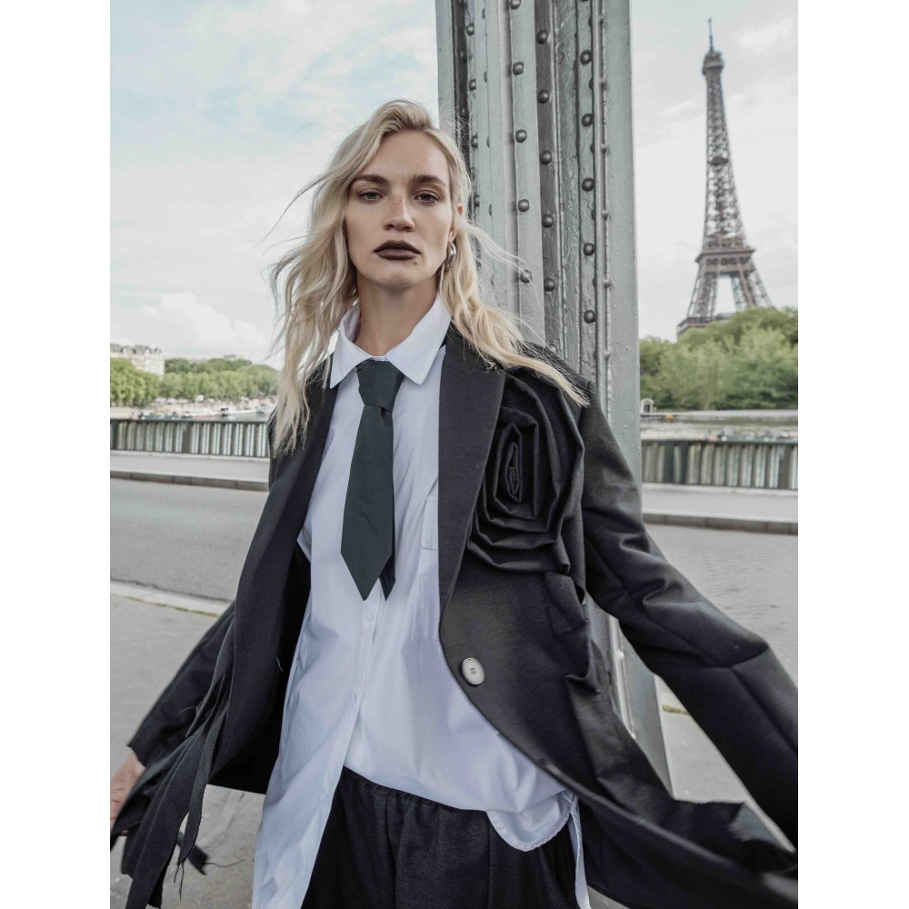 ΠΟΥΚΑΜΙΣΟ ΛΕΥΚΟ, OVERSIZED ΜΕ ΤΟΝΙΣΜΕΝΟΥΣ ΩΜΟΥΣ, ΜΑΥΡΗ ΓΡΑΒΑΤΑ ΚΑΙ ΤΣΕΠΗ "STYLISHIOUS COLLECTION"