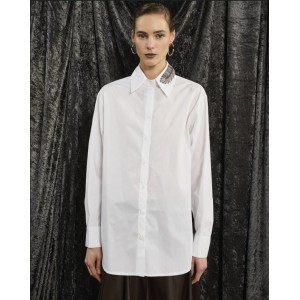 ΠΟΥΚΑΜΙΣΟ ΛΕΥΚΟ, OVERSIZED ΜΕ ΧΕΙΡΟΠΟΙΗΤΟ ΜΟΤΙΦ ΚΕΝΤΗΜΕΝΟ ΜΕ ΚΡΥΣΤΑΛΛΑ ΣΤΟΝ ΓΙΑΚΑ "STYLISHIOUS COLLECTION"