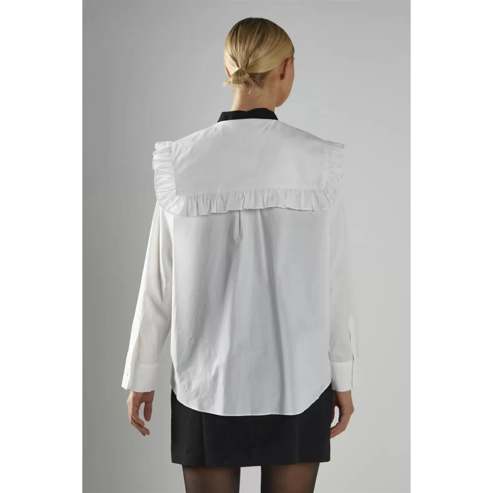 ΠΟΥΚΑΜΙΣΟ ΛΕΥΚΟ, OVERSIZED ΜΕ ΜΕΓΑΛΟ ΤΕΤΡΑΓΩΝΟ ΓΙΑΚΑ ΜΕ ΒΟΛΛΑΝ ΣΤΟ ΤΕΛΕΙΩΜΑ "STYLISHIOUS COLLECTION"