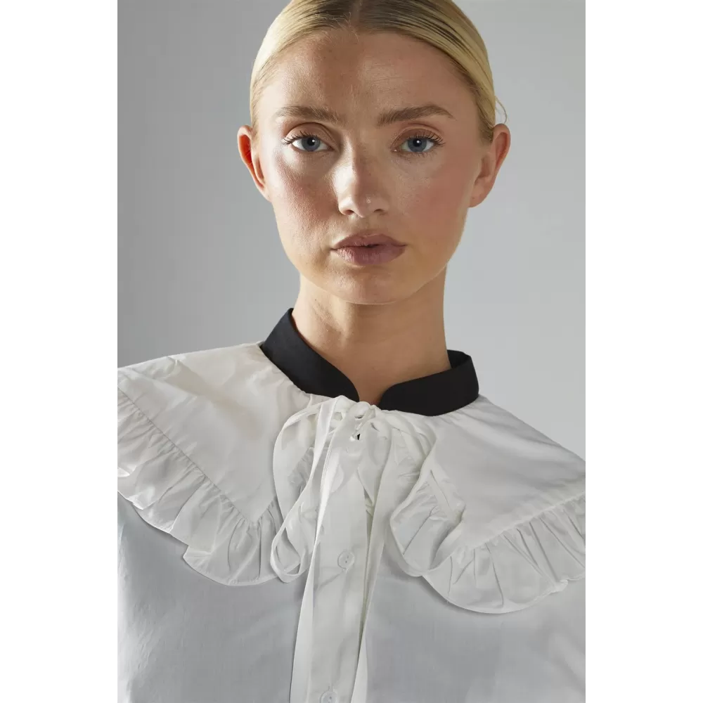 ΠΟΥΚΑΜΙΣΟ ΛΕΥΚΟ, OVERSIZED ΜΕ ΜΕΓΑΛΟ ΤΕΤΡΑΓΩΝΟ ΓΙΑΚΑ ΜΕ ΒΟΛΛΑΝ ΣΤΟ ΤΕΛΕΙΩΜΑ "STYLISHIOUS COLLECTION"