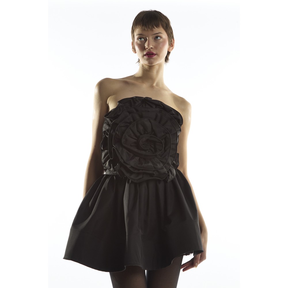 ΦΟΥΣΤΑ ΜΙΝΙ, ΜΑΥΡΗ,  ΑΠΟ ΣΤΑΘΕΡΟ ΣΑΤΕΝ ΥΦΑΣΜΑ ΜΕ ΕΝΣΩΜΑΤΩΜΕΝΟ ΦΟΥΡΩ "STYLISHIOUS COLLECTION""