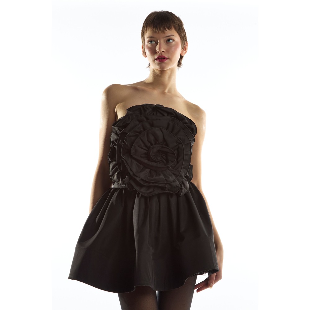 ΦΟΥΣΤΑ ΜΙΝΙ, ΜΑΥΡΗ,  ΑΠΟ ΣΤΑΘΕΡΟ ΣΑΤΕΝ ΥΦΑΣΜΑ ΜΕ ΕΝΣΩΜΑΤΩΜΕΝΟ ΦΟΥΡΩ "STYLISHIOUS COLLECTION""