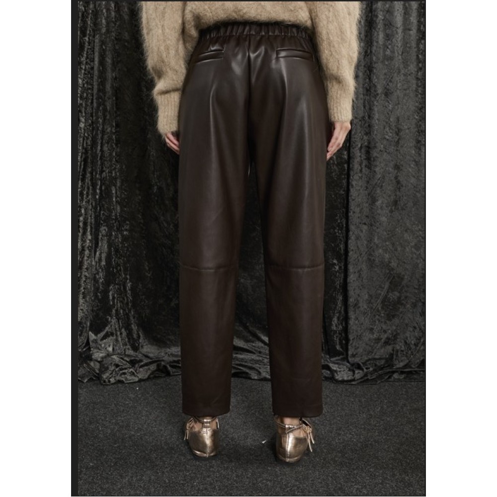 ΠΑΝΤΕΛΟΝΙ ΣΚΟΥΡΟ ΚΑΦΕ-ΣΟΚΟΛΑΤΙ, ΑΠΟ ΟΙΚΟΛΟΓΙΚΟ ΔΕΡΜΑ ΜΕ ΛΑΣΤΙΧΟ ΣΤΗ ΜΕΣΗ ΚΑΙ ΤΣΕΠΕΣ "STYLISHIOUS COLLECTION"