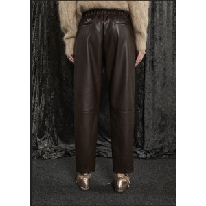 ΠΑΝΤΕΛΟΝΙ ΣΚΟΥΡΟ ΚΑΦΕ-ΣΟΚΟΛΑΤΙ, ΑΠΟ ΟΙΚΟΛΟΓΙΚΟ ΔΕΡΜΑ ΜΕ ΛΑΣΤΙΧΟ ΣΤΗ ΜΕΣΗ ΚΑΙ ΤΣΕΠΕΣ "STYLISHIOUS COLLECTION"