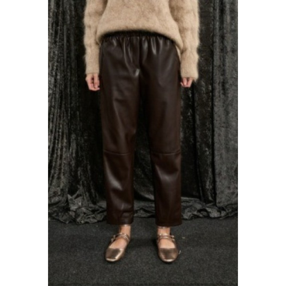 ΠΑΝΤΕΛΟΝΙ ΣΚΟΥΡΟ ΚΑΦΕ-ΣΟΚΟΛΑΤΙ, ΑΠΟ ΟΙΚΟΛΟΓΙΚΟ ΔΕΡΜΑ ΜΕ ΛΑΣΤΙΧΟ ΣΤΗ ΜΕΣΗ ΚΑΙ ΤΣΕΠΕΣ "STYLISHIOUS COLLECTION"