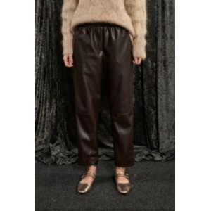 ΠΑΝΤΕΛΟΝΙ ΣΚΟΥΡΟ ΚΑΦΕ-ΣΟΚΟΛΑΤΙ, ΑΠΟ ΟΙΚΟΛΟΓΙΚΟ ΔΕΡΜΑ ΜΕ ΛΑΣΤΙΧΟ ΣΤΗ ΜΕΣΗ ΚΑΙ ΤΣΕΠΕΣ "STYLISHIOUS COLLECTION"