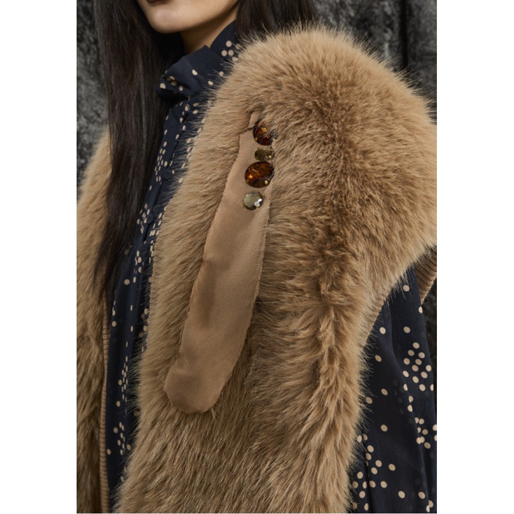 ΓΙΛΕΚΟ ΑΠΟ ΟΙΚΟΛΟΓΙΚΗ ΓΟΥΝΑ ΣΕ ΜΠΕΖ-ΚΑΡΑΜΕΛ AΠΟΧΡΩΣΗ, OVERSIZED ΜΕ ΤΣΕΠΕΣ & ΜΠΟΥΤΟΝΙΕΡΑ “STYLISHIOUS COLLECTION”